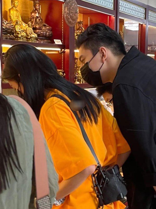 网友野生捕获❗️蔡卓宜、王大陆手牵手出游❤️还穿情侣鞋呢