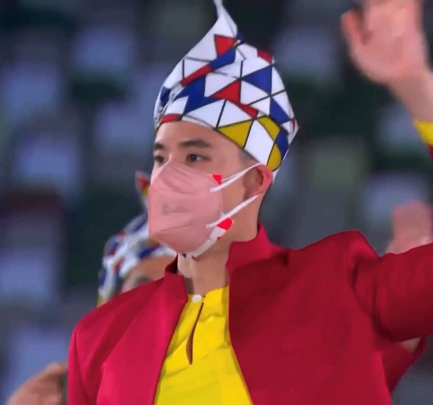 malaysian swimmer welson sim goes viral in china for his “sunshine” look