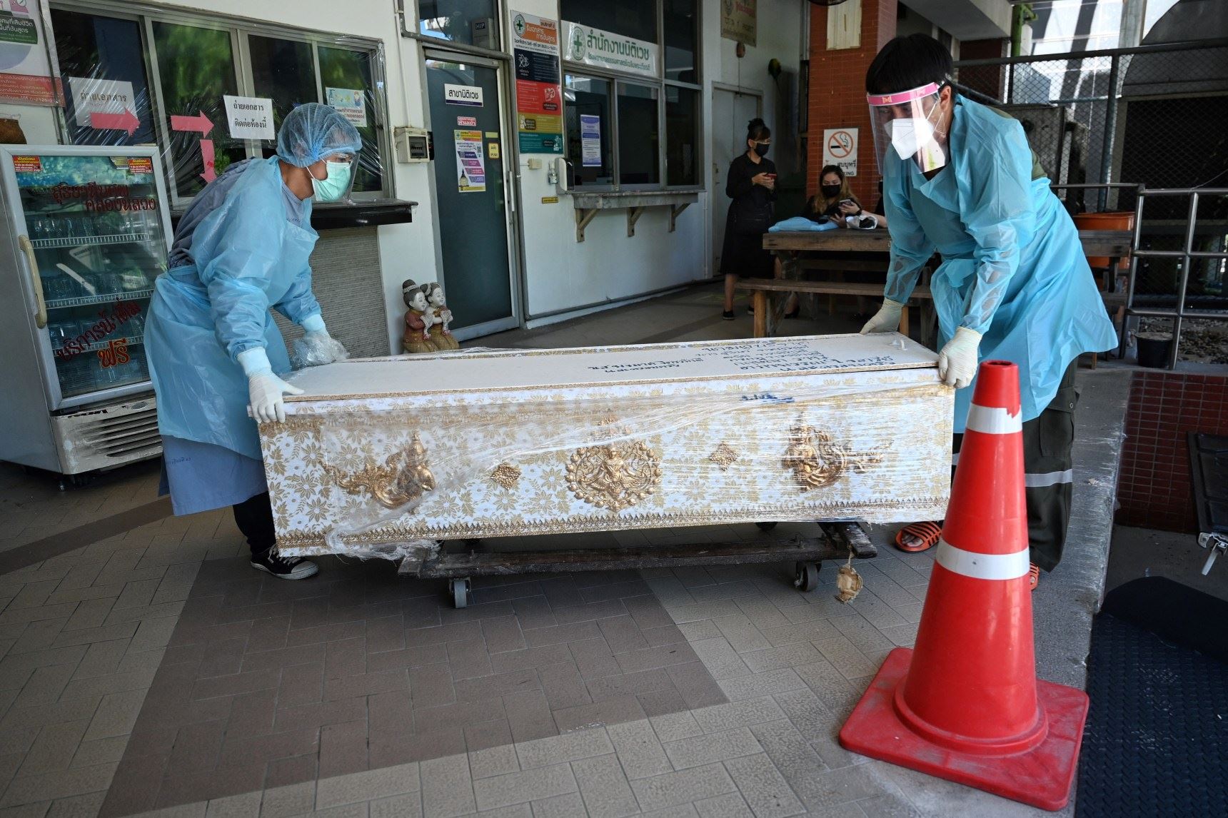 menyayat hati! warga emas meninggal dunia akibat covid-19, ditemui di tepi jalan