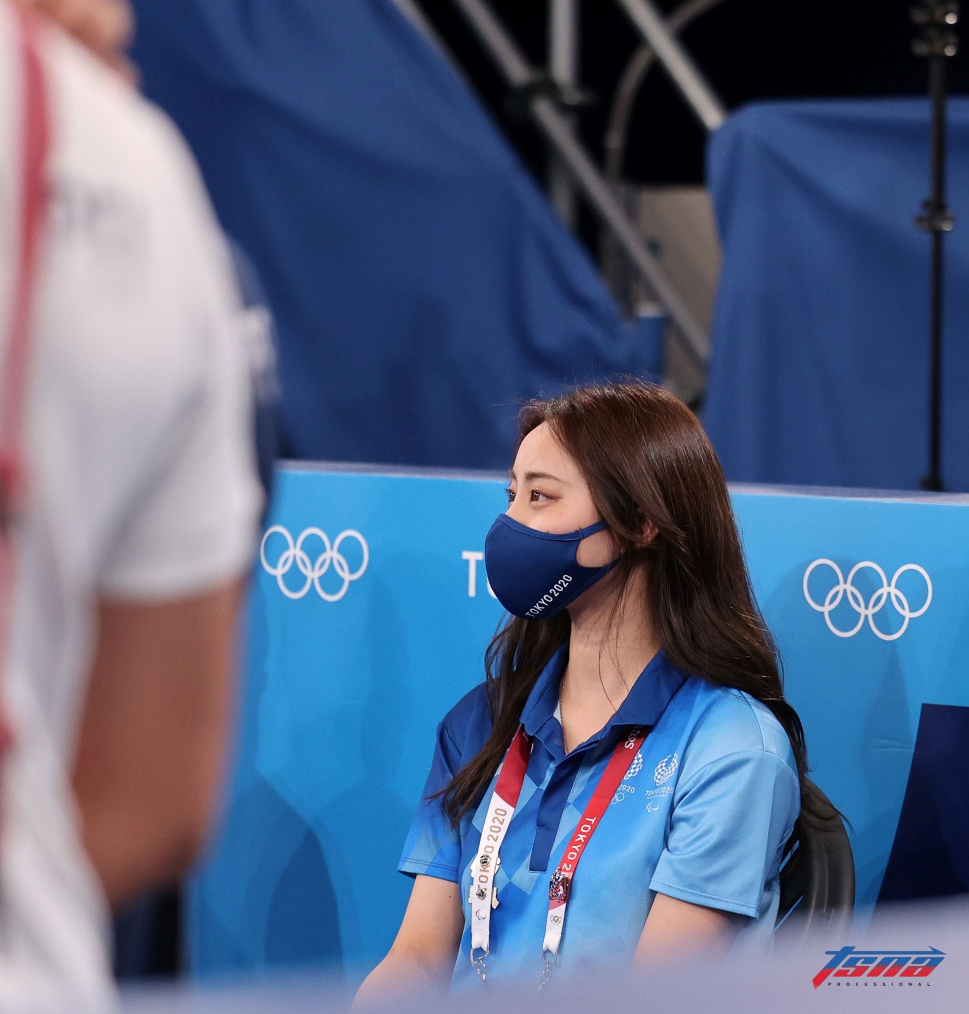 【东京奥运】场外工作人员因高颜值被疯传❗️网友人肉搜索：谁有ig啊🔥