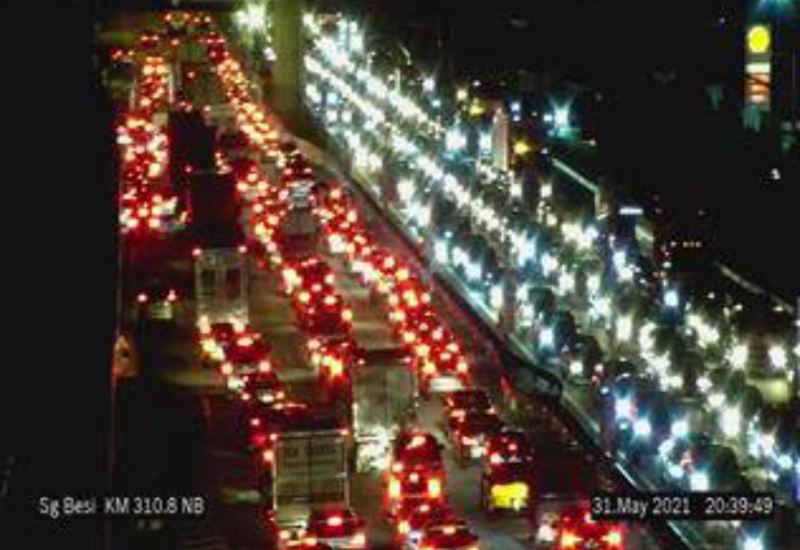 heavy traffic at gombak, sungai besi tolls a day before total lockdown