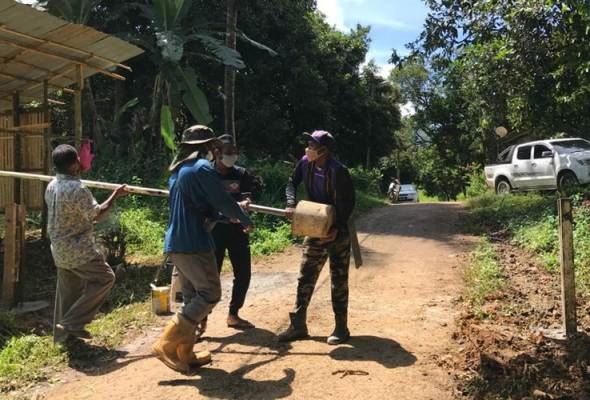 bina benteng di kampung, orang asli ambil langkah berjaga berikutan 'lockdown'