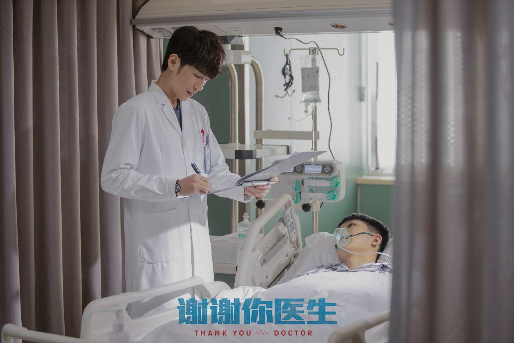 《谢谢你医生》发布最新海报❗️杨幂、白宇化身急诊室医生👩‍⚕️