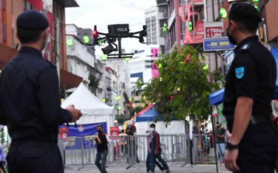 polis terengganu guna dron pantau suhu orang awam