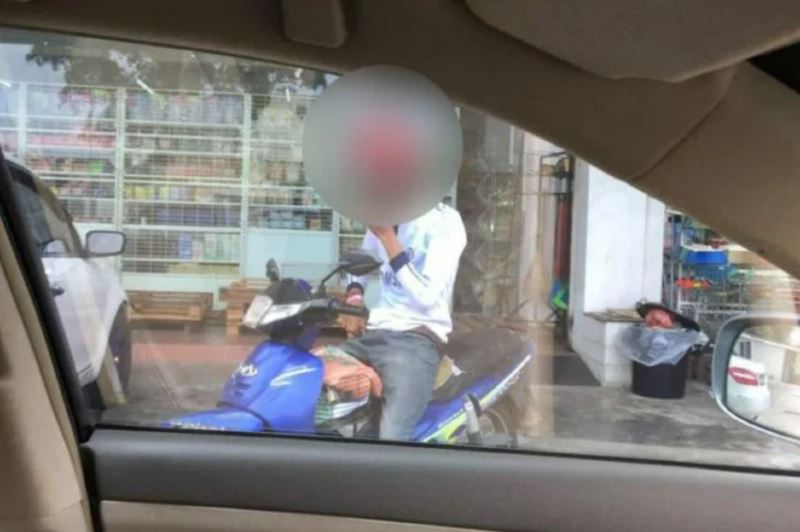 man wearing pink kkm wristband spotted at a mini market in melaka!