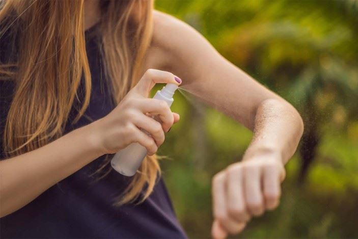 nak lebih berkesan, carilah spray nyamuk yang ada bahan deet