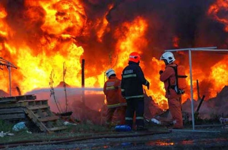 elderly woman dies in fire despite efforts by her 82-year-old husband to save her