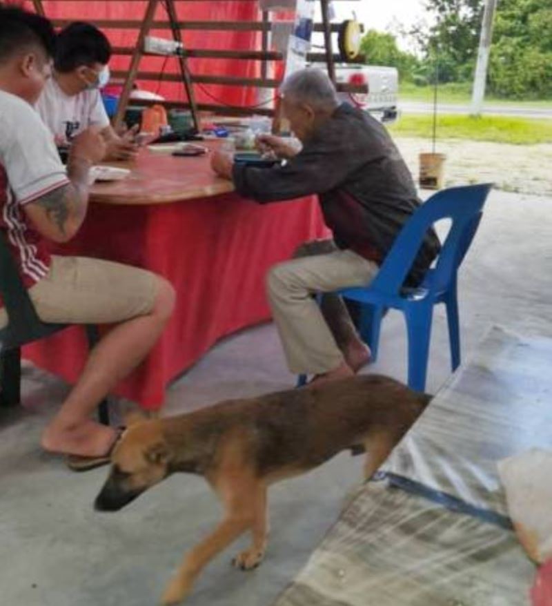 elderly uncle from melaka goes out to get food, gets lost and ends up in johor