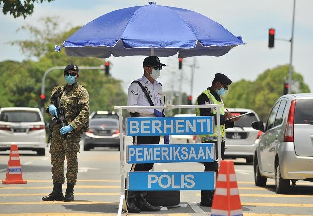 two police officers help woman to give birth safely at roadblock in kuching