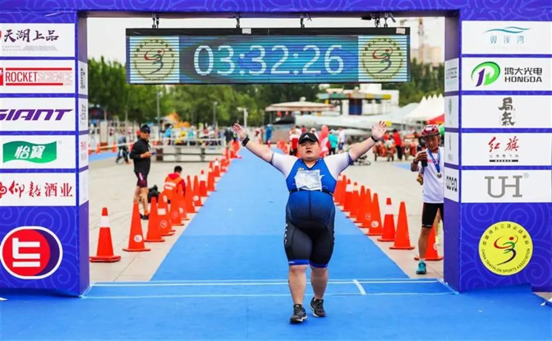 125kg man proves his determination and goes viral after completing triathlon