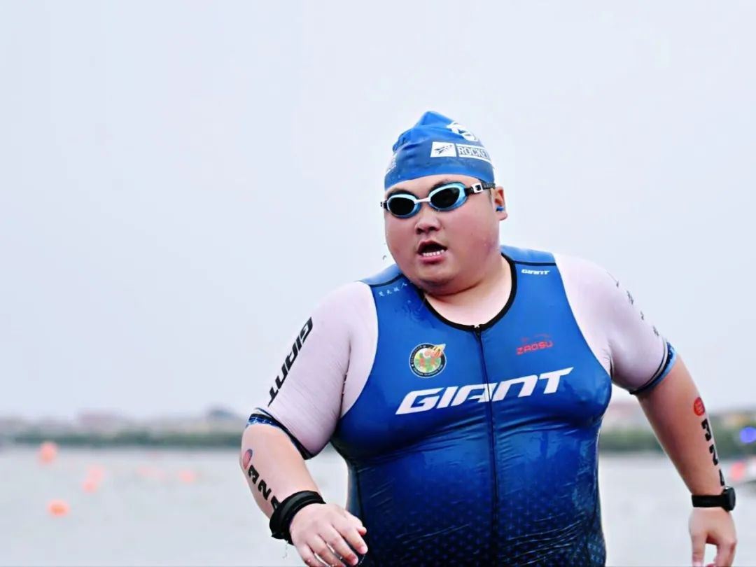 125kg man proves his determination and goes viral after completing triathlon