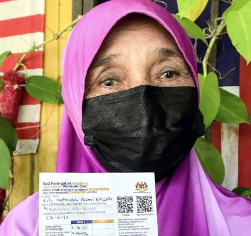 elderly mak cik in kelantan walked 3 kilometres just to get herself vaccinated