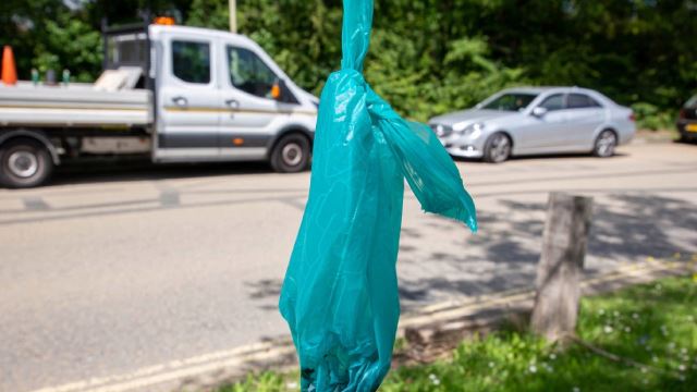 gempar! penduduk terkejut bunyi kuat ketulan besar najis beku jatuh dari langit