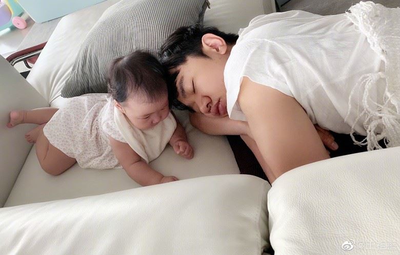 在家享受女儿的爱❗️王祖蓝被抱紧紧还有「铰剪脚」😱