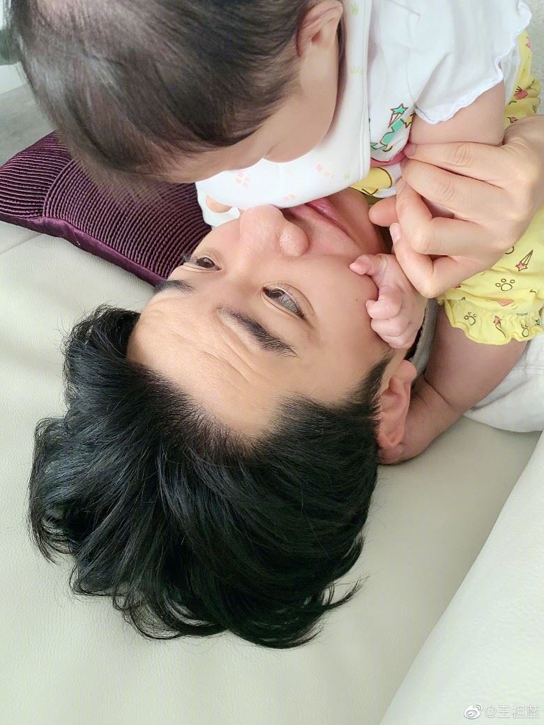 在家享受女儿的爱❗️王祖蓝被抱紧紧还有「铰剪脚」😱