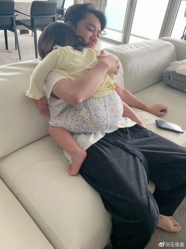 在家享受女儿的爱❗️王祖蓝被抱紧紧还有「铰剪脚」😱