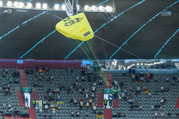 [video] penerjun sengaja mendarat dalam stadium ketika penonton asyik tonton perlawanan bola euro 2020