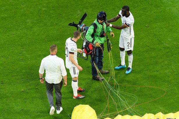 [video] penerjun sengaja mendarat dalam stadium ketika penonton asyik tonton perlawanan bola euro 2020