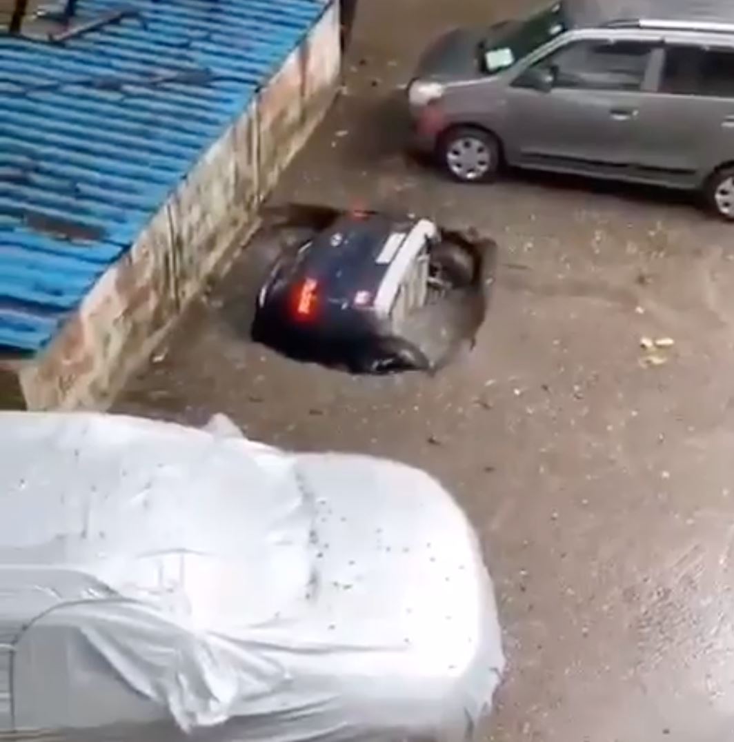 viral video kereta ditelan bumi
