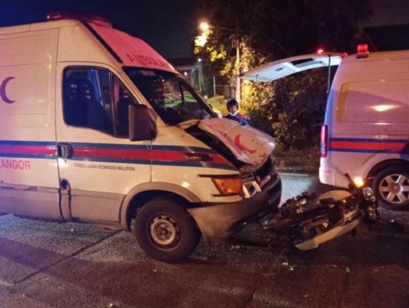 motorcyclist beats red light, crashes into ambulance in selangor