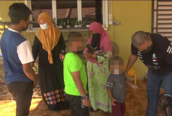 ibu berkorban jaga anak-anak kecil kuarantin di pkrc akibat positif covid-19