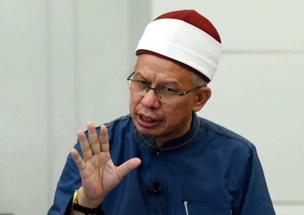 individu fitnah penerima suntikan vaksin covid-19 bawa selipar dalam masjid, dr. zulkifli beri penjelasan