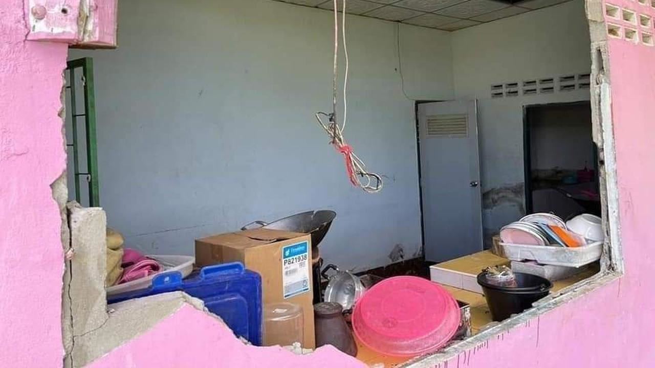 kelaparan, gajah ini tembus dinding rumah penduduk kerana ingin cari makanan