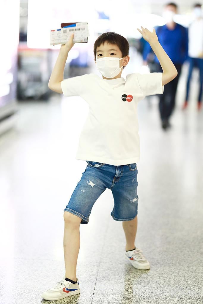 【多图】嗯哼暴风长高❗️才8岁已经快到妈妈肩膀🔥