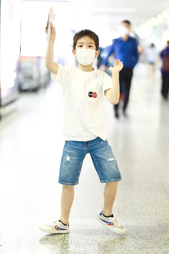 【多图】嗯哼暴风长高❗️才8岁已经快到妈妈肩膀🔥