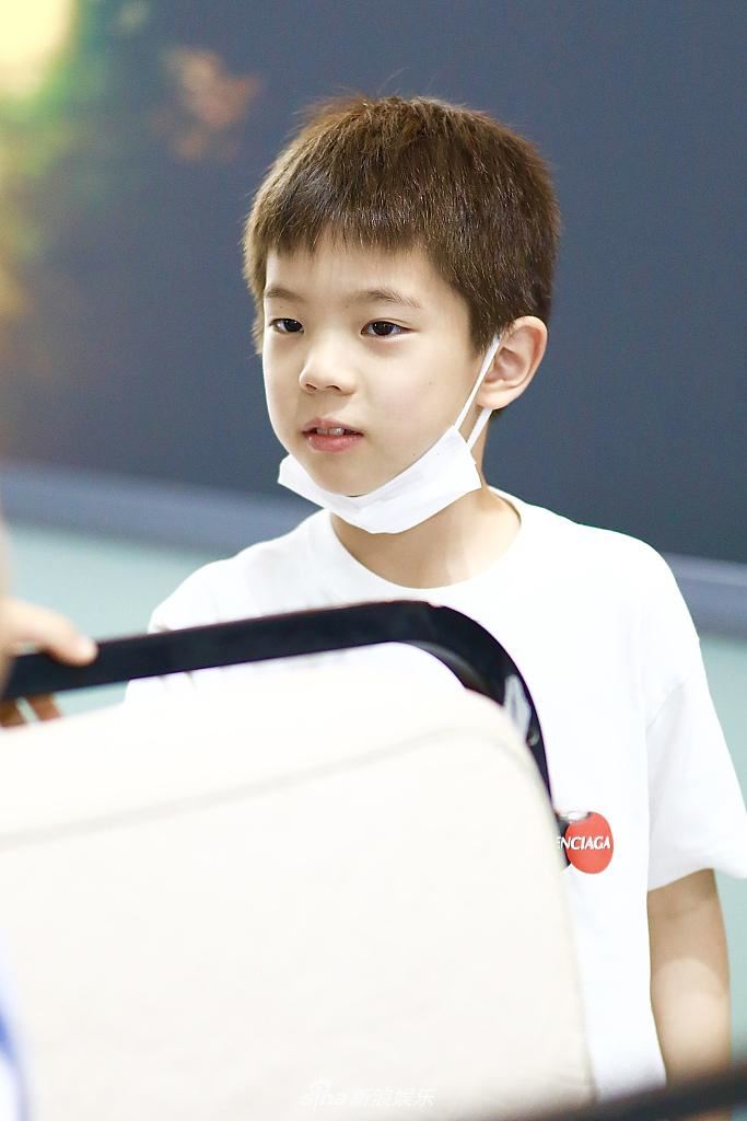 【多图】嗯哼暴风长高❗️才8岁已经快到妈妈肩膀🔥