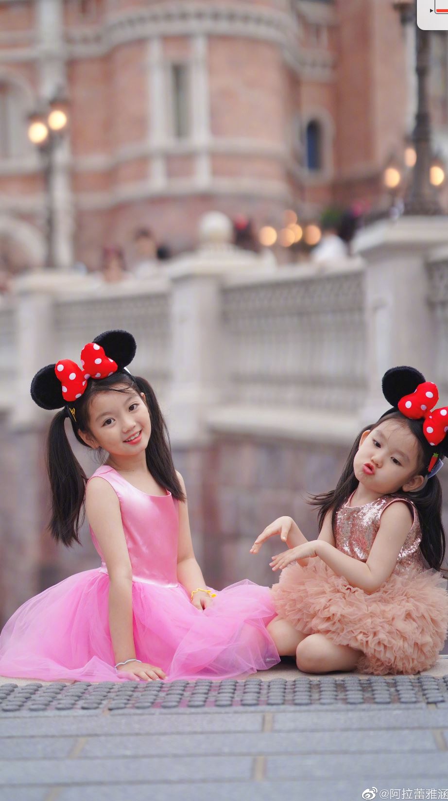 【多图】阿拉蕾和妹妹最新写真曝光❗️完美验证「没长歪」😍