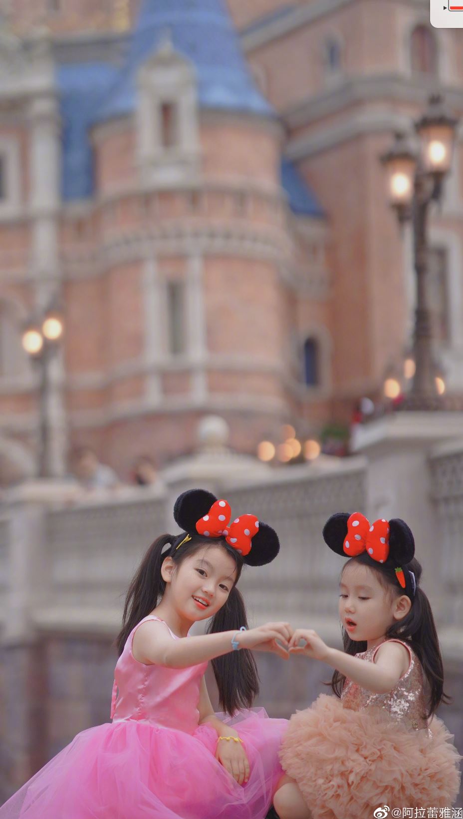 【多图】阿拉蕾和妹妹最新写真曝光❗️完美验证「没长歪」😍