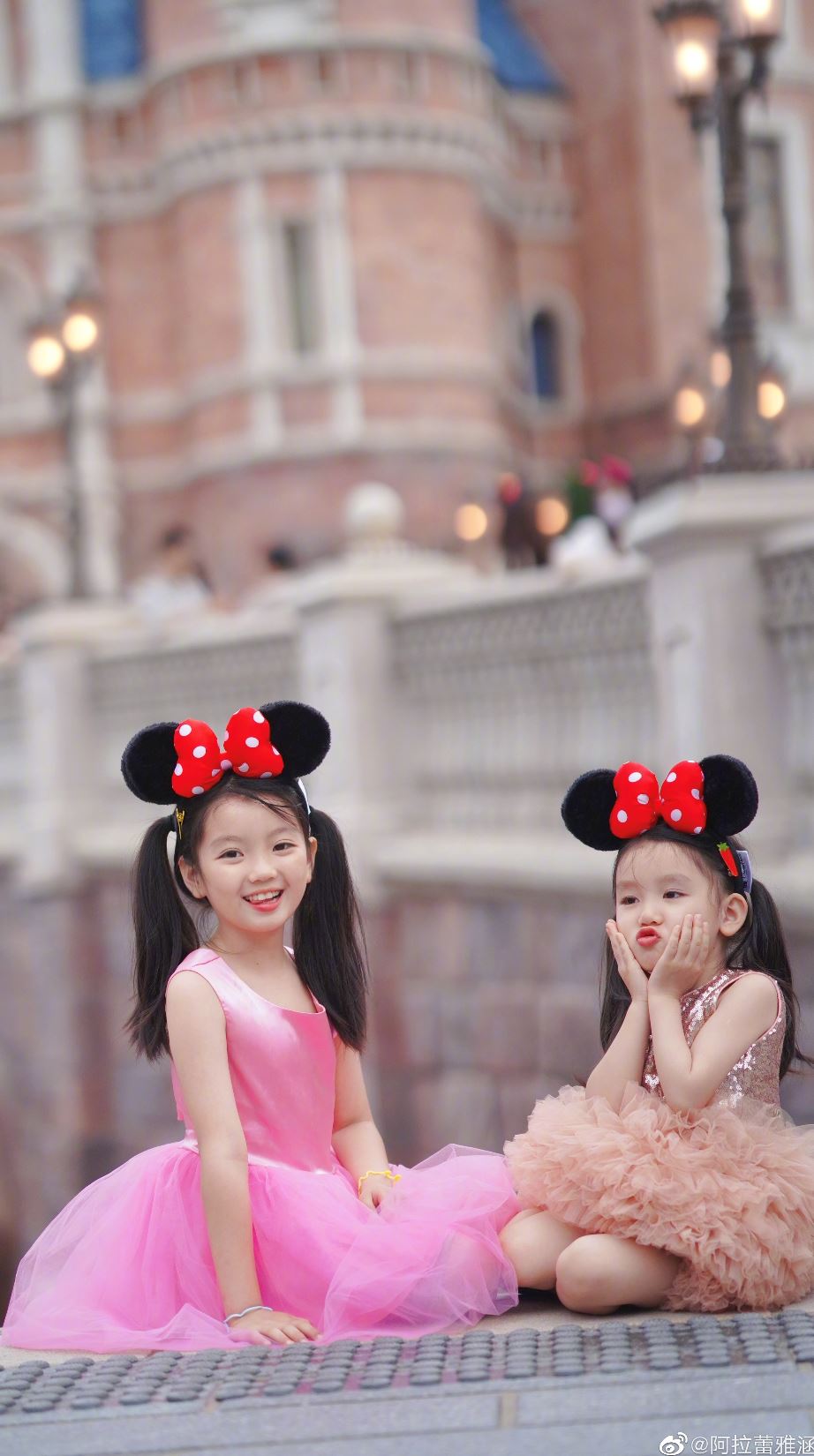 【多图】阿拉蕾和妹妹最新写真曝光❗️完美验证「没长歪」😍