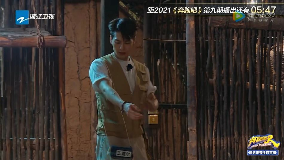 好暖啊❗️王嘉尔把自己的包包给了雨琦挡腿防走光🔥