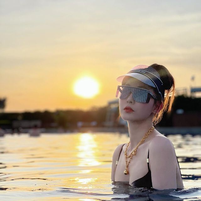 【多图】李彩华出10张性感泳照❗️雪白牛奶肌吹弹可破❤️