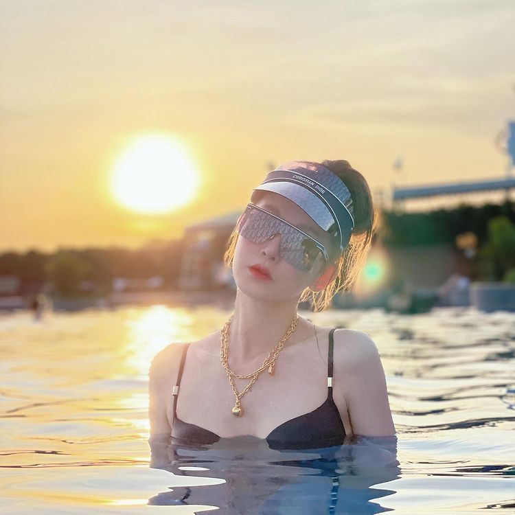 【多图】李彩华出10张性感泳照❗️雪白牛奶肌吹弹可破❤️