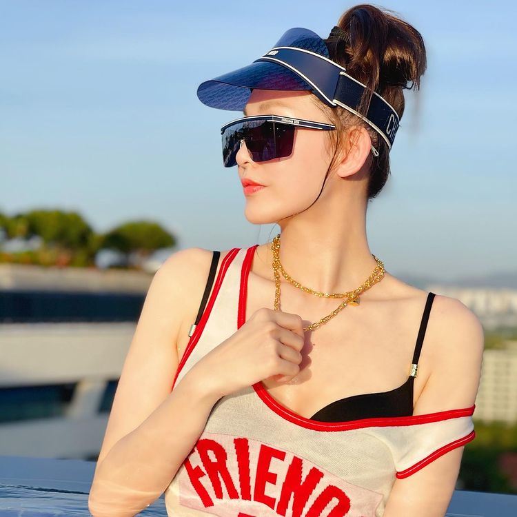 【多图】李彩华出10张性感泳照❗️雪白牛奶肌吹弹可破❤️