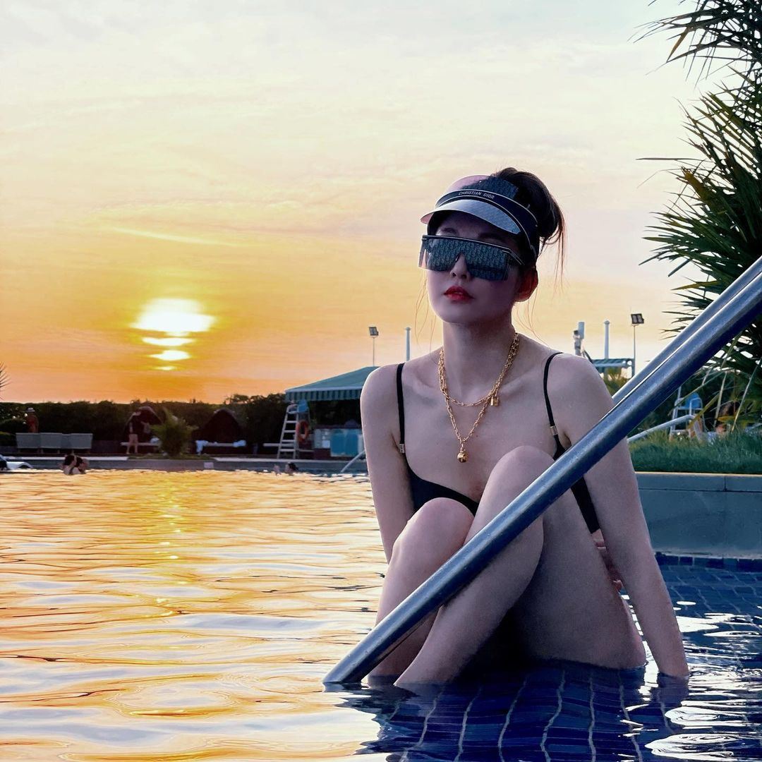 【多图】李彩华出10张性感泳照❗️雪白牛奶肌吹弹可破❤️