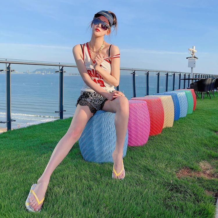 【多图】李彩华出10张性感泳照❗️雪白牛奶肌吹弹可破❤️