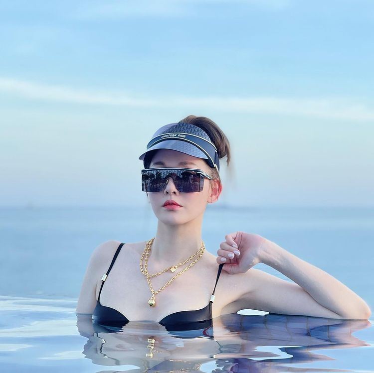 【多图】李彩华出10张性感泳照❗️雪白牛奶肌吹弹可破❤️