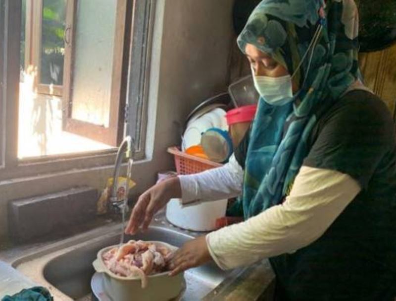 friends band together to help woman who had to find chicken skin and leftovers to feed her family