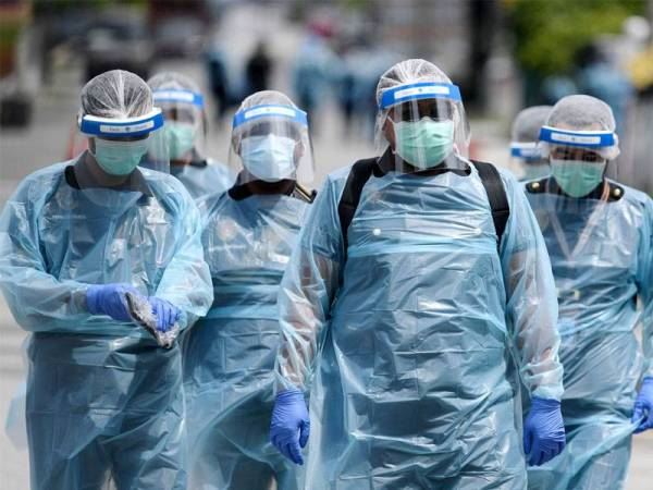 frontliners selflessly walk 1km uphill in full ppe while carrying a casket to burial site