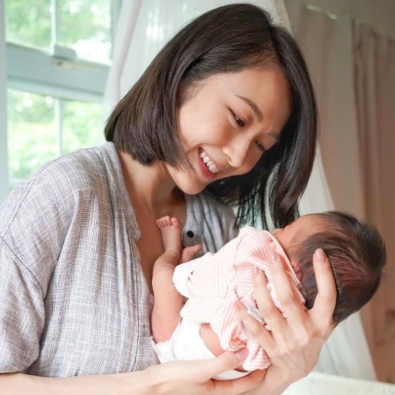 新手妈妈上线❗️汤怡晒为女儿换尿片照好有爱呢❤️