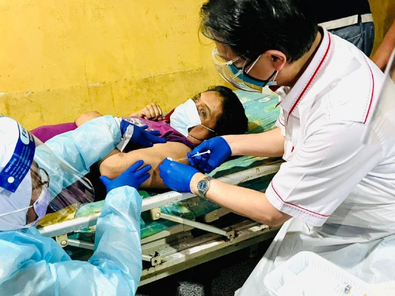 dg hisham “turun padang” to help vaccinate unwell and bedridden in johor