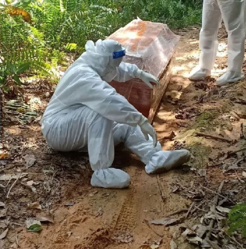 malaysian frontliners carry casket up a 1km hill to funeral home