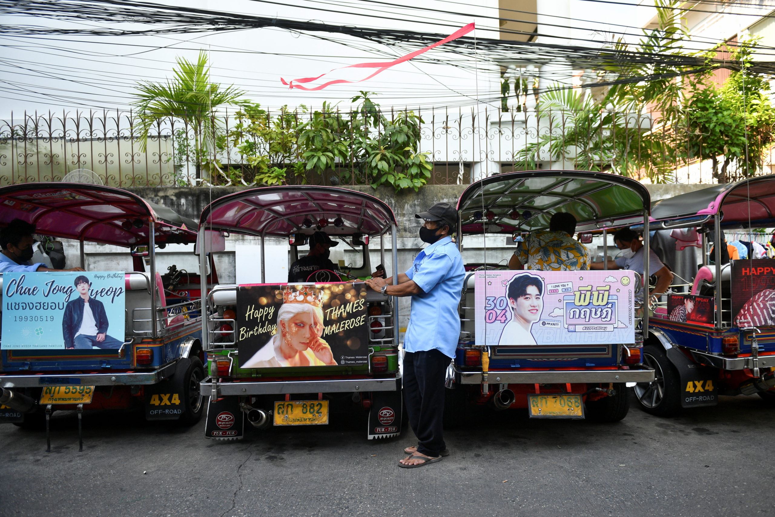peminat k-pop di thailand sepakat bantu pemandu tuk-tuk, penjaja jalanan raih sumber rezeki