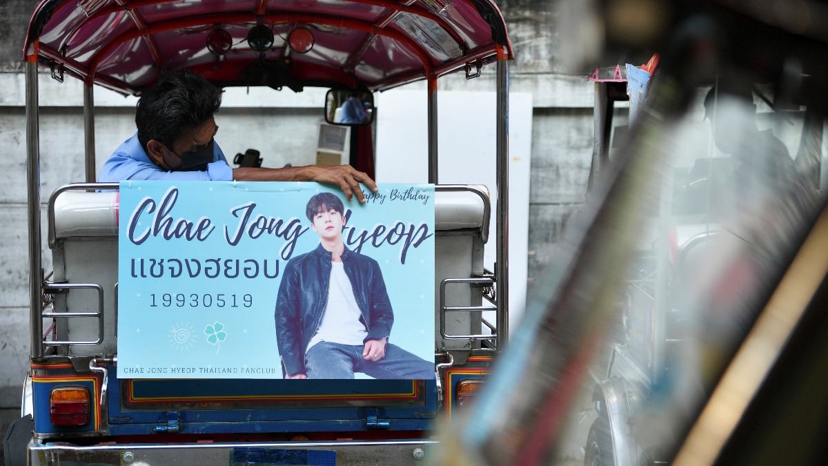 peminat k-pop di thailand sepakat bantu pemandu tuk-tuk, penjaja jalanan raih sumber rezeki