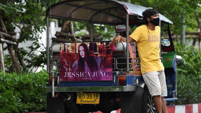 peminat k-pop di thailand sepakat bantu pemandu tuk-tuk, penjaja jalanan raih sumber rezeki