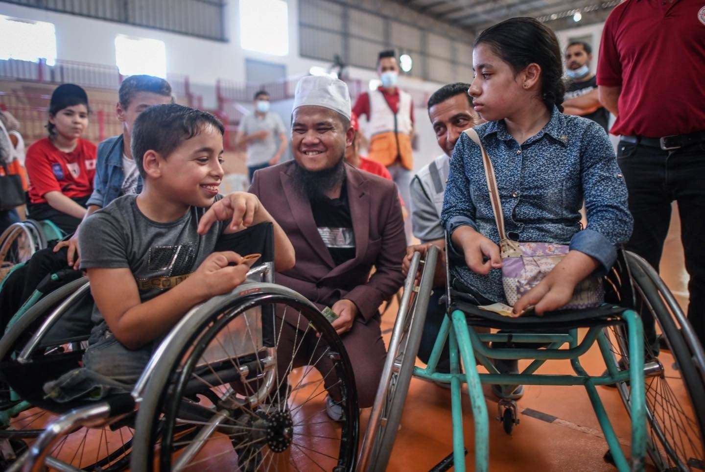 ustaz ebit lew sebak lihat remaja oku palestin, hilang kaki akibat kediaman dibom