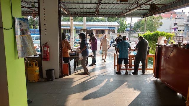 this restaurant owner is giving away 100 packets of free food every day